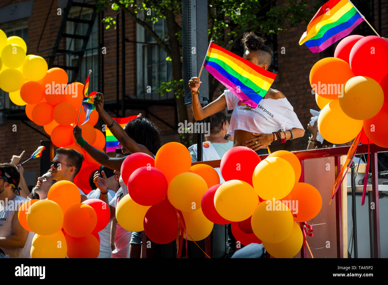 NEW YORK CITY - Giugno 25, 2017: i partecipanti onda bandiere arcobaleno su un galleggiante nel bilancio annuale Pride Parade mentre passa attraverso il Greenwich Village. Foto Stock