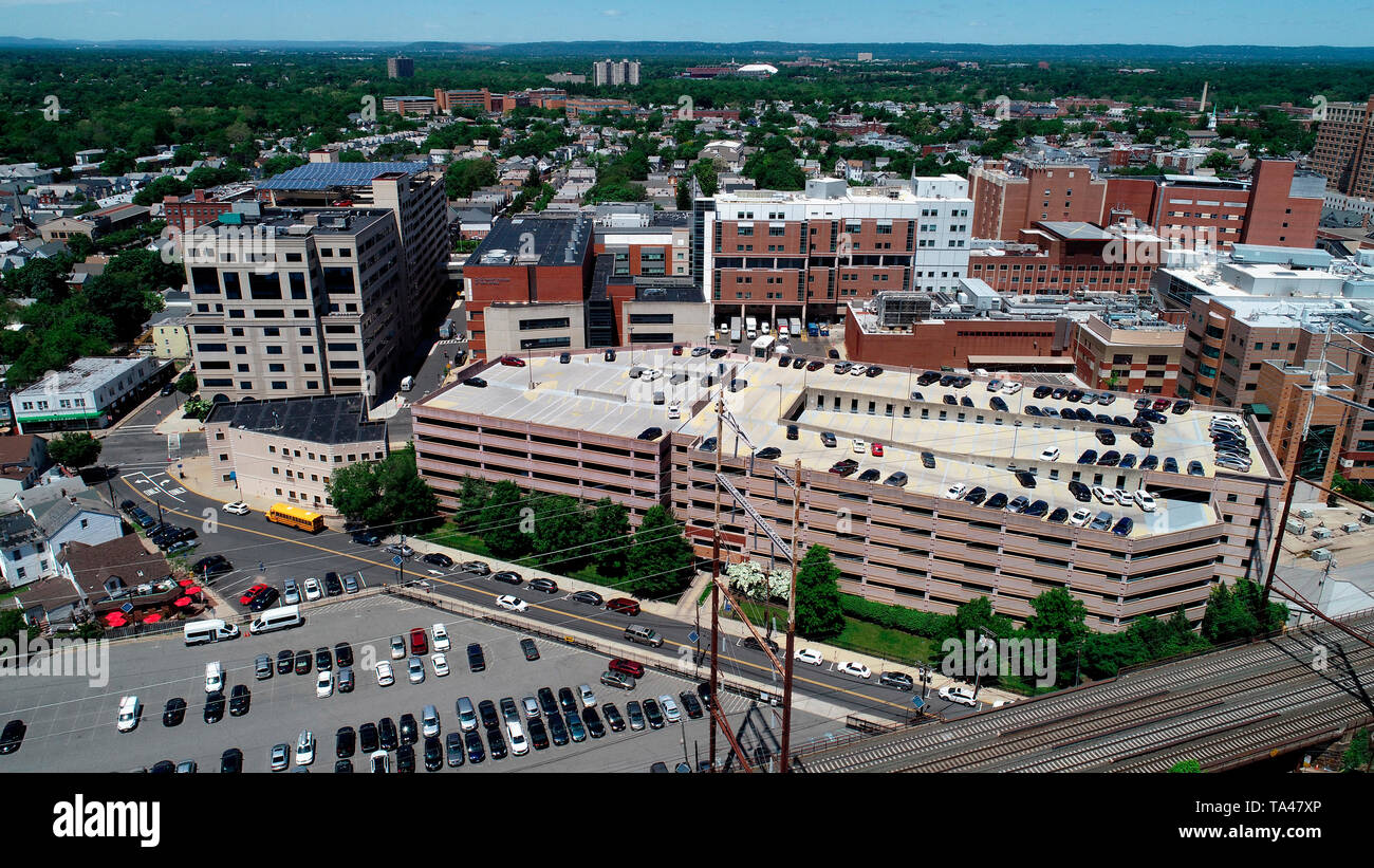 Vista aerea del New Brunswick, New Jersey con binari del treno Foto Stock