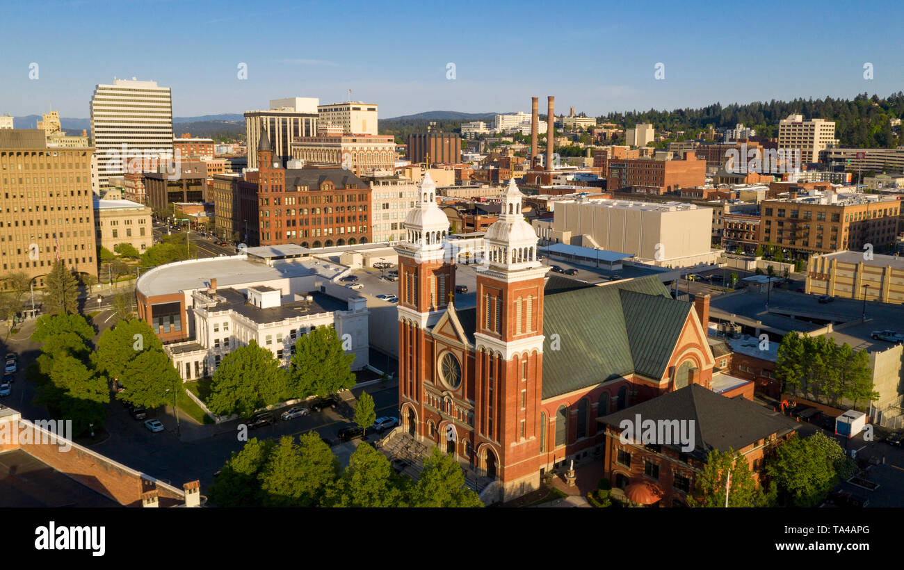 Ricco tardo pomeriggio di luce che cade su edifici e architettura di Spokane Washington STATI UNITI D'AMERICA Foto Stock