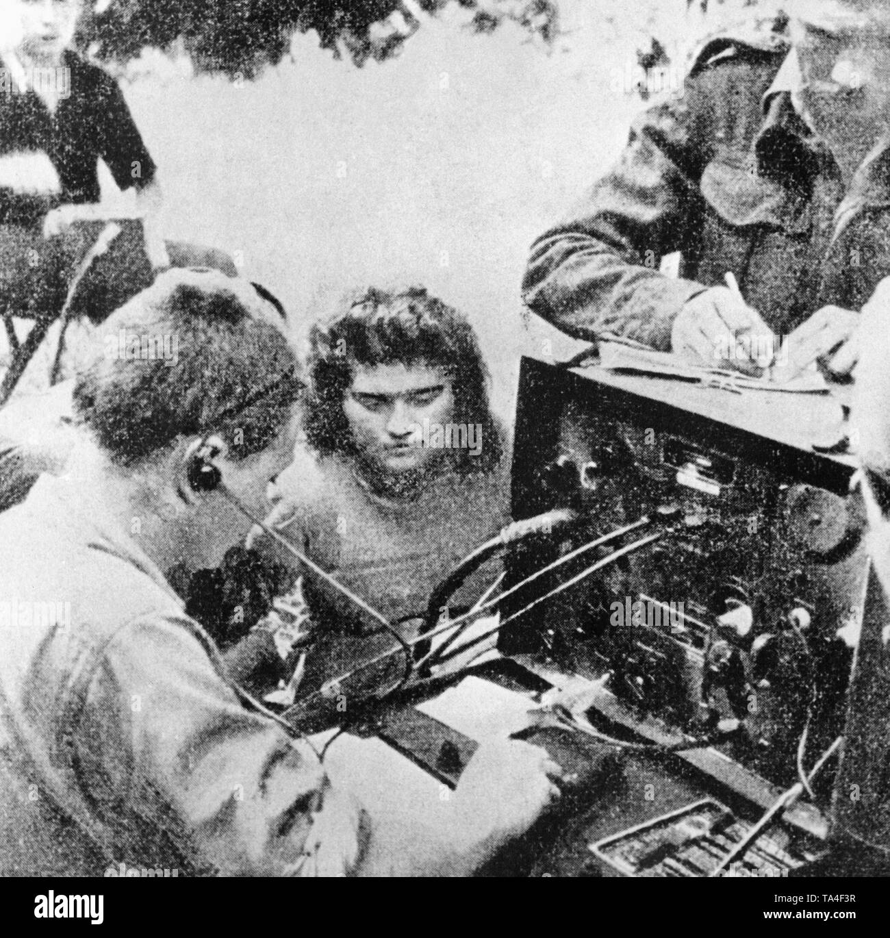 Operatore radio di una resistenza ceca del gruppo in Beskid montagne all'inizio del 1945. La resistenza ceca è stata stabilita solo negli ultimi anni della guerra con il sostegno dell'URSS. Foto Stock