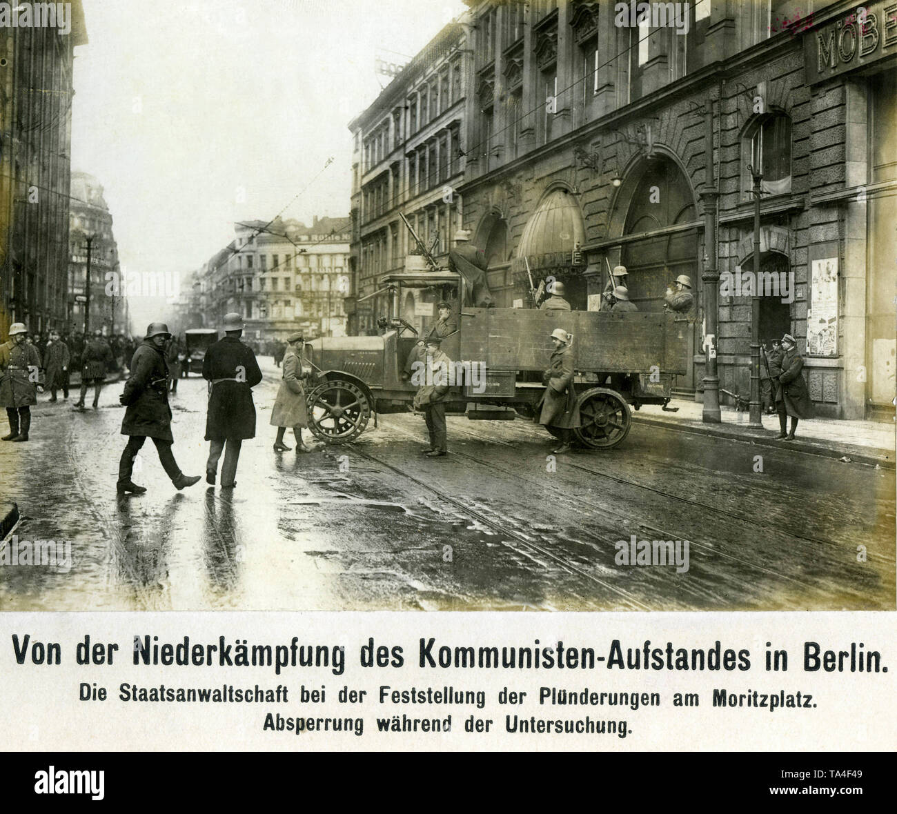 Una unità dei Freikorps blocca l'ingresso di Moritzplatz a Berlino per sostenere le indagini del Pubblico ministero nel corso della Berlino Maerzkaempfe (marzo combatte). Foto Stock