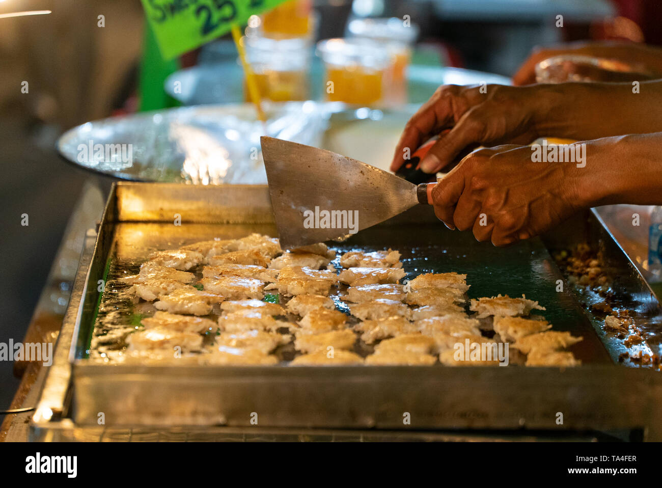Kanom Krok, un famoso dessert Thai street food sull'Isola di Phuket in Thailandia, Asia Foto Stock