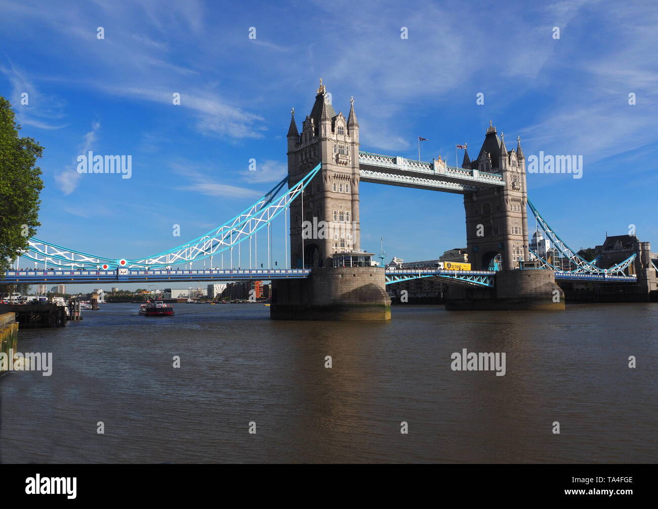 Il Tower Bridge di Londra sul Tamigi. Foto Stock