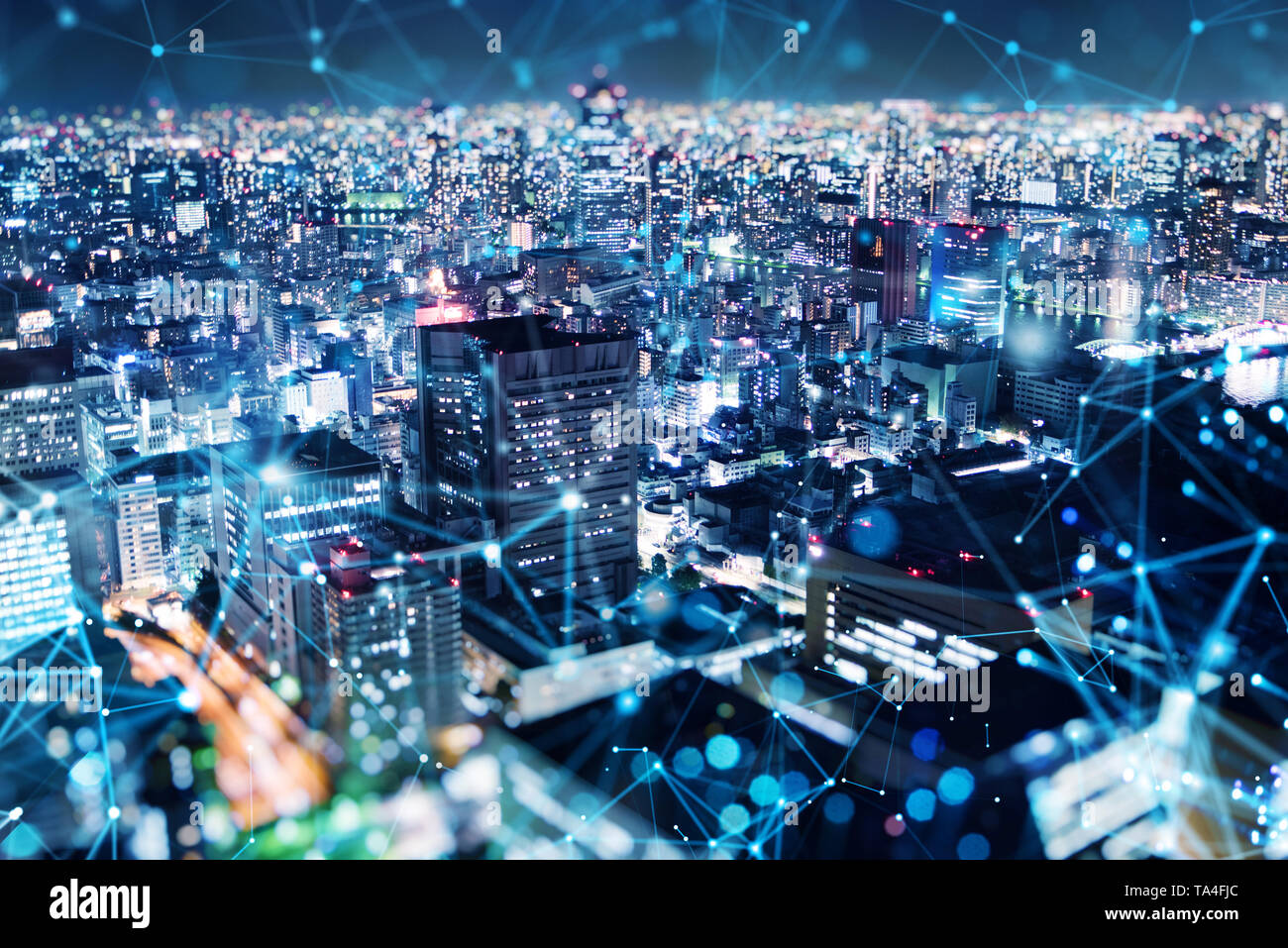 Connessione veloce nella città di notte. Abstract background tecnologico Foto Stock