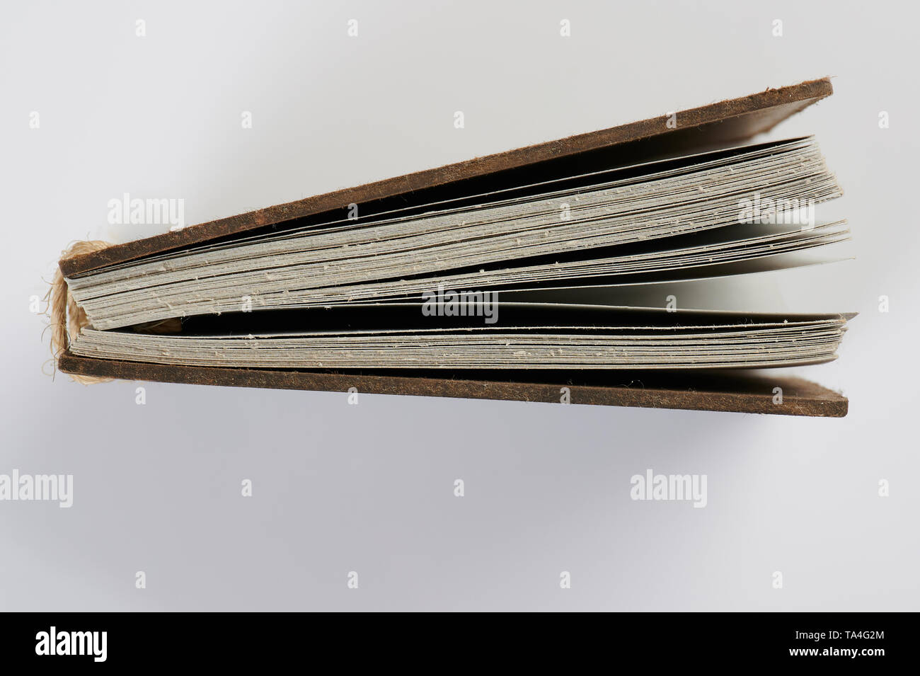 Fondo del libro antico isolato su sfondo bianco Foto Stock