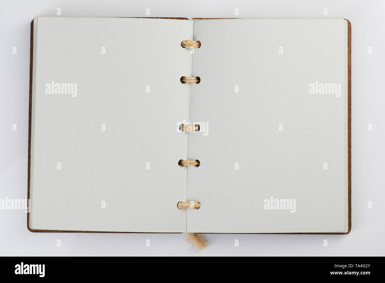 Libro aperto con pagine bianche unirsi con fune Foto Stock