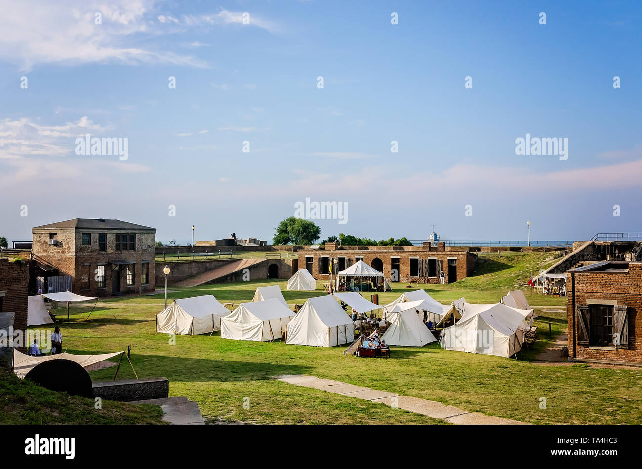 La guerra civile reenactors camp a Fort Gaines durante una rievocazione storica del centocinquantesimo Battaglia di Mobile Bay, 2 agosto 2014, in Dauphin Island, Alabama. Foto Stock