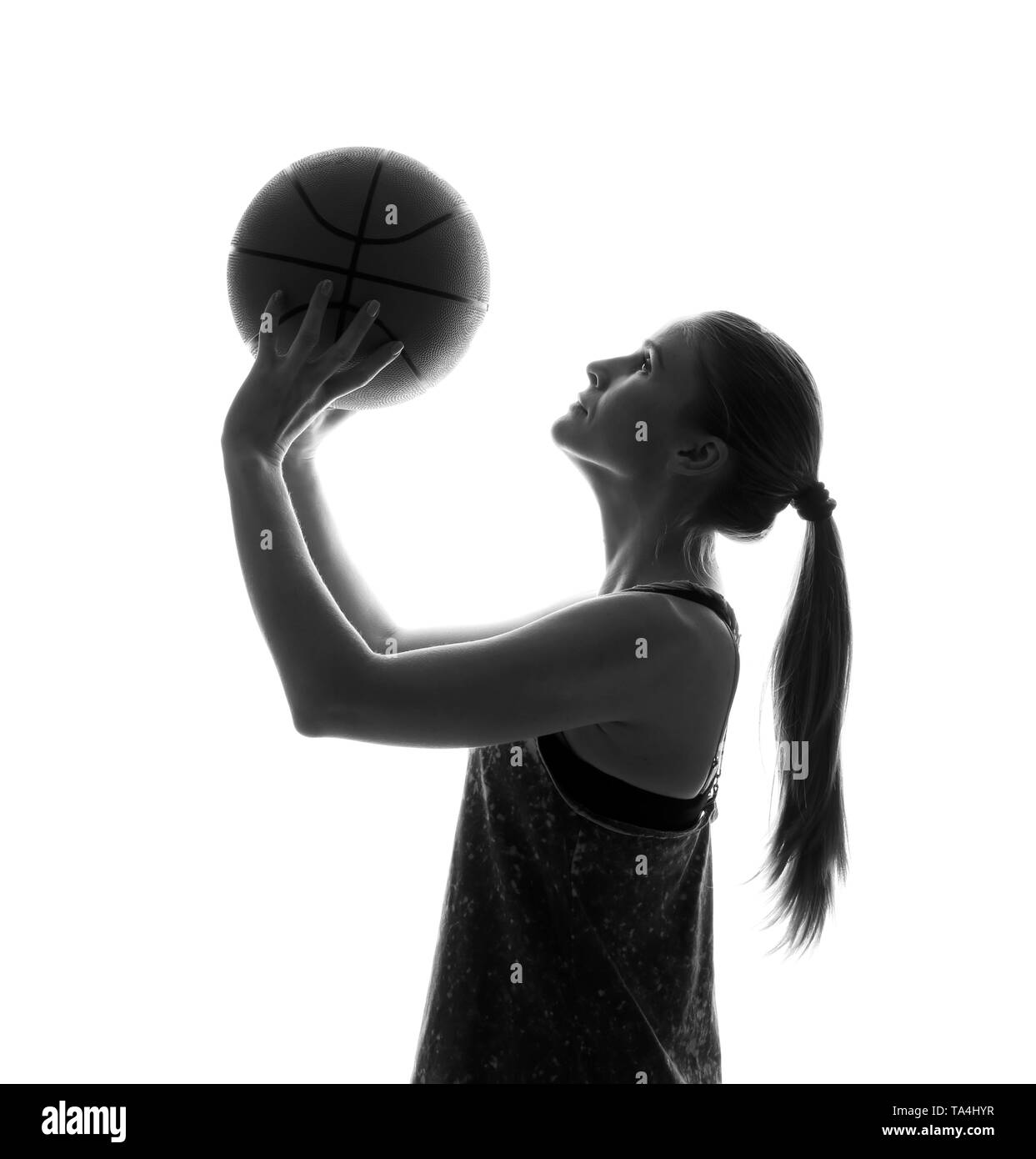 Ritratto di donna bella giocare a basket su sfondo bianco Foto Stock
