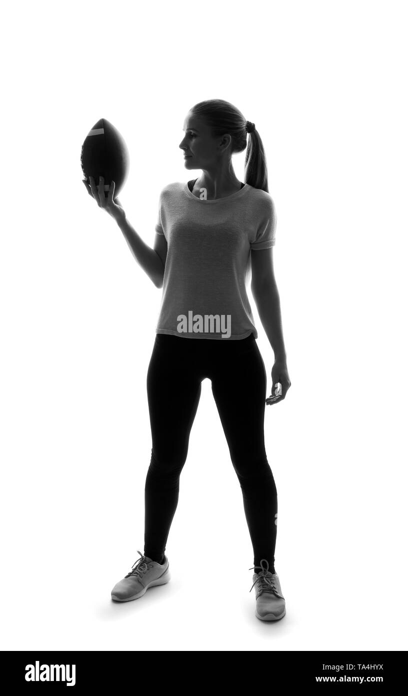 Ritratto di donna sportivo con palla da rugby su sfondo bianco Foto Stock