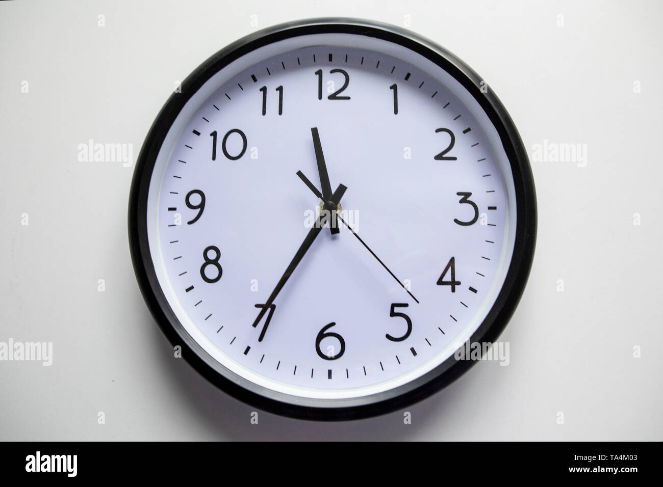 Blank orologio con ore, minuti e secondi le mani Foto stock - Alamy