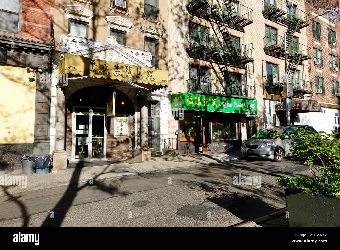 Le aziende funerarie e fiorista lungo Mulberry Street, Chinatown, New York, NY, STATI UNITI D'AMERICA. Foto Stock