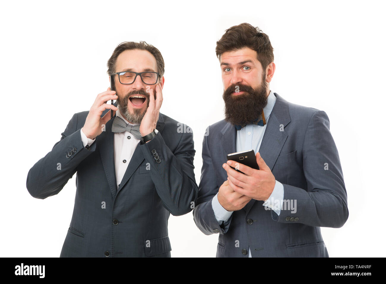 Sempre in contatto. business comunicazione sulla riunione. Il successo del team. la collaborazione e lavoro di squadra. uomini maturi. Aziende agili. barbuti uomini di affari in abito formale. partnership di uomini che parlano al telefono. Foto Stock