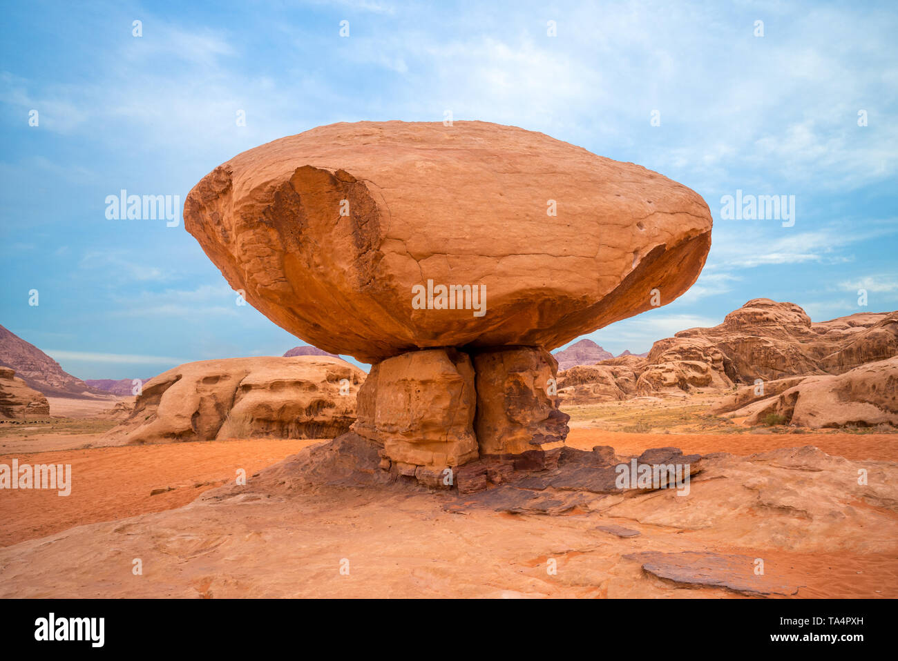 Roccia del fungo nel Wadi Rum desert, Giordania Foto Stock
