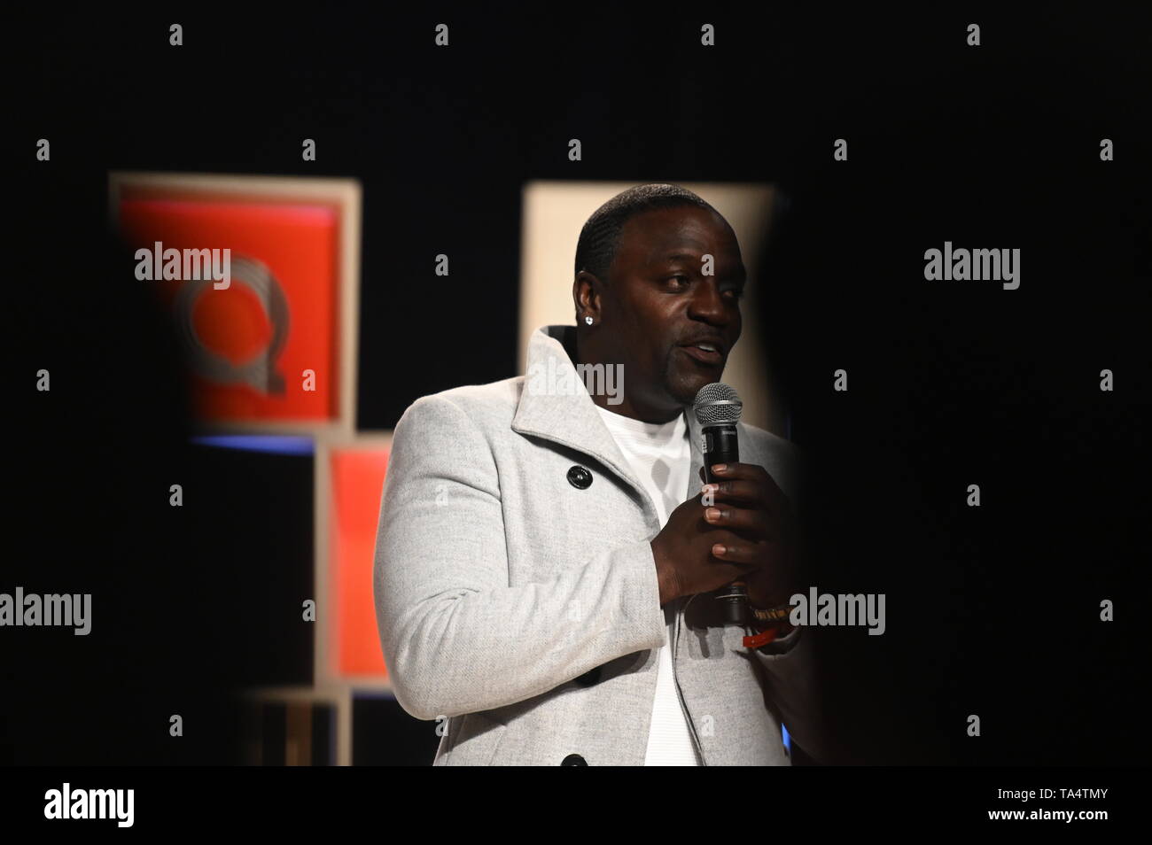 Toronto , Canada - 21 maggio 2019; Akon, Global artist & Akoin Presidente e co-fondatore, Akoin, sul Q+A stadio durante il giorno uno di collisione 2019 a Enercar Foto Stock