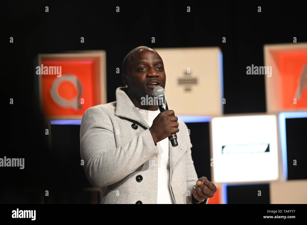 Toronto , Canada - 21 maggio 2019; Akon, Global artist & Akoin Presidente e co-fondatore, Akoin, sul Q+A stadio durante il giorno uno di collisione 2019 a Enercar Foto Stock