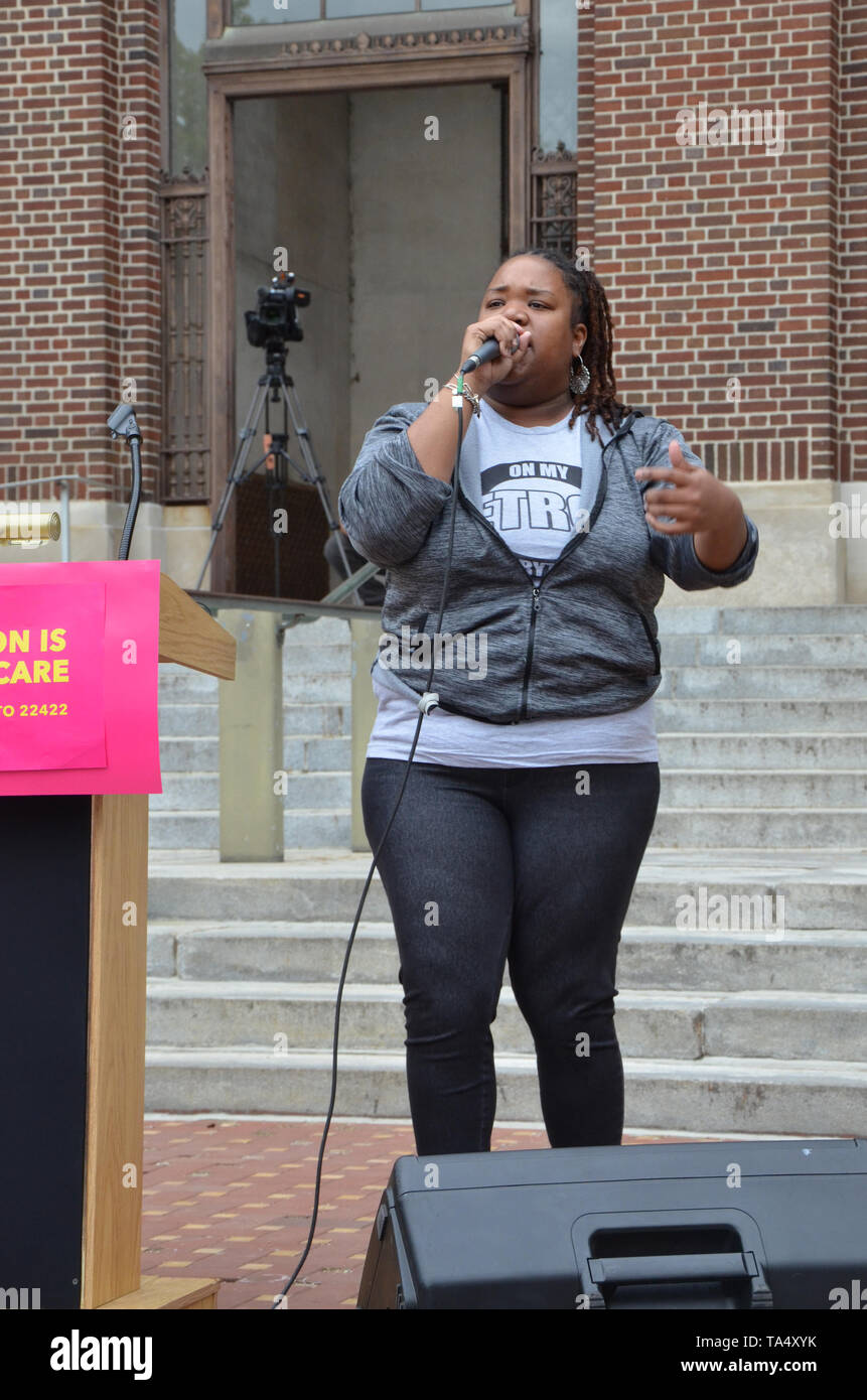 ANN Arbor, MI/STATI UNITI D'America - 21 Maggio 2019: musicista Deidre Dssense Smith di Ann Arbor arrestare i divieti protesta organizzata da Planned Parenthood. Foto Stock