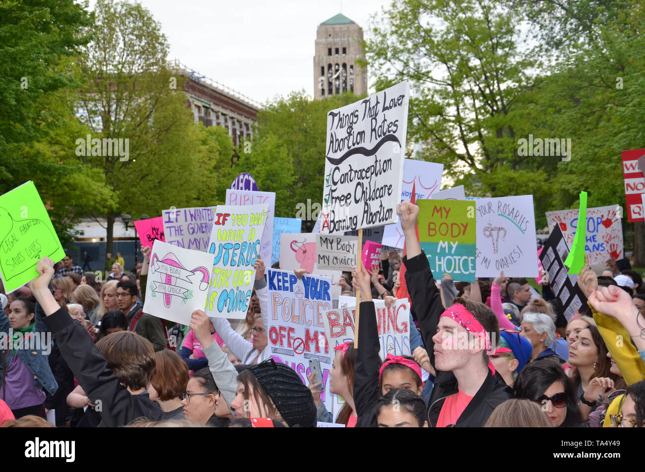 ANN Arbor, MI/STATI UNITI D'America - 21 Maggio 2019: manifestanti mostrano segni a Ann Arbor arrestare i divieti protesta organizzata da Planned Parenthood. Foto Stock