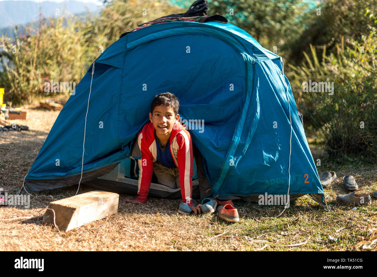 Kullu, Himachal Pradesh, India - 09 Dicembre 2018 : tourist tende da campeggio in montagna - India Foto Stock
