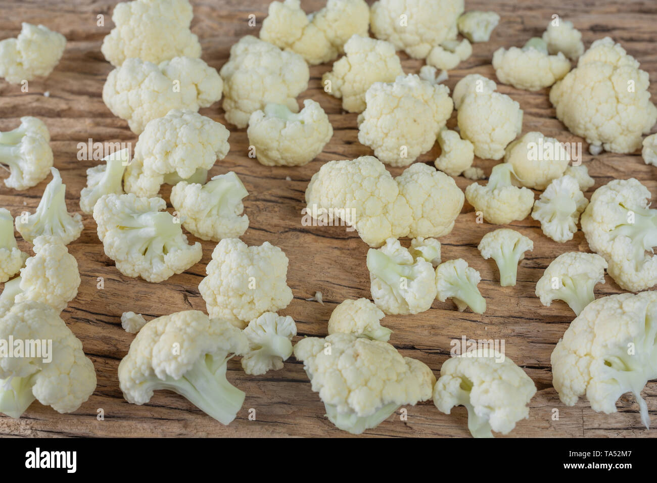 Il cavolfiore su pavimento di legno. Foto Stock