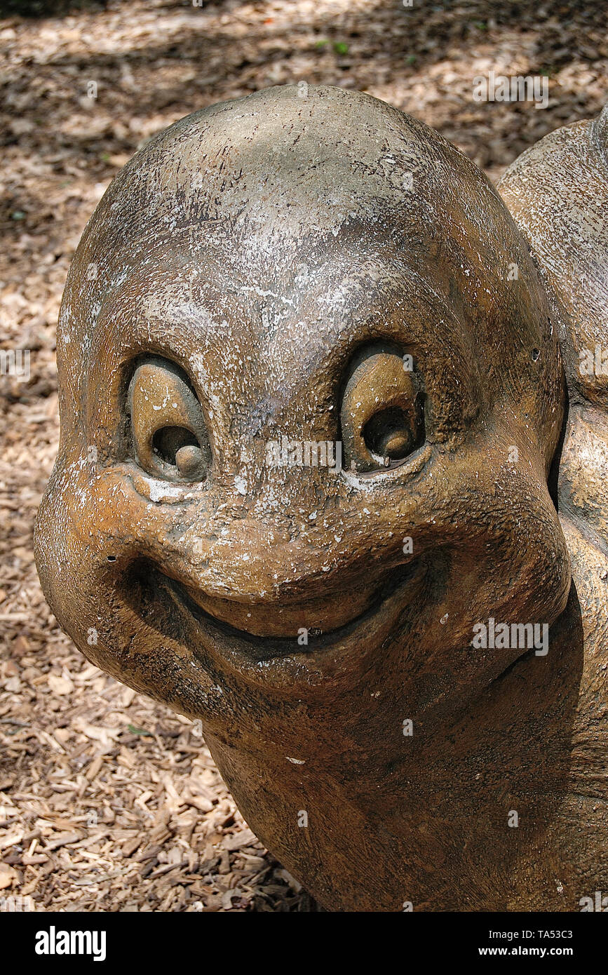 Un giardino di cemento a forma di scultura come una vite senza fine Foto Stock