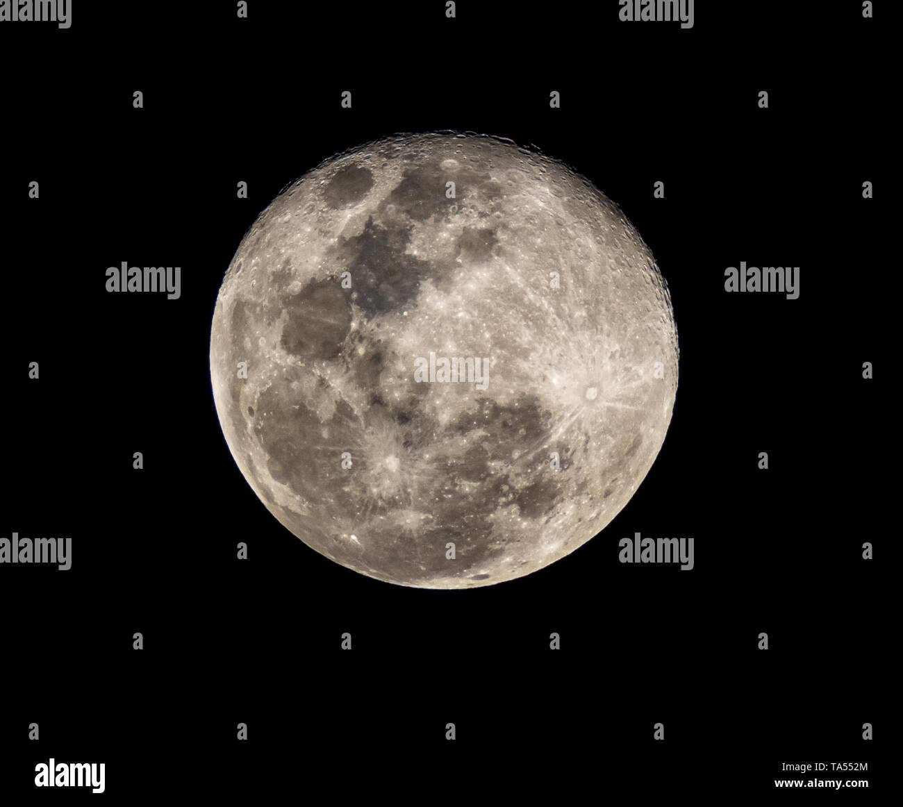 Alta risoluzione Full Moon foto dal telescopio isolati su sfondo nero Foto Stock
