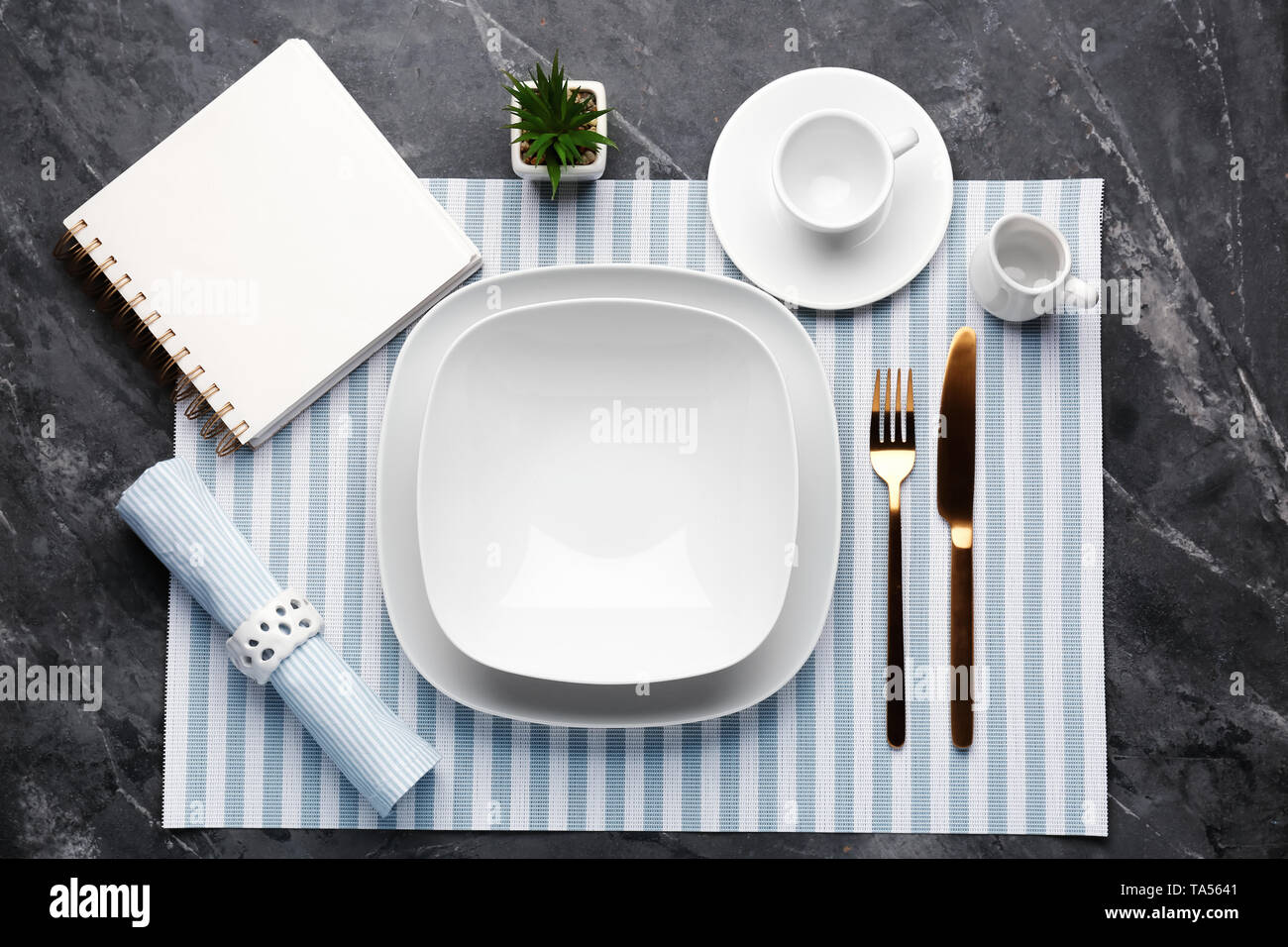 Tabella semplice impostazione su sfondo grigio Foto Stock