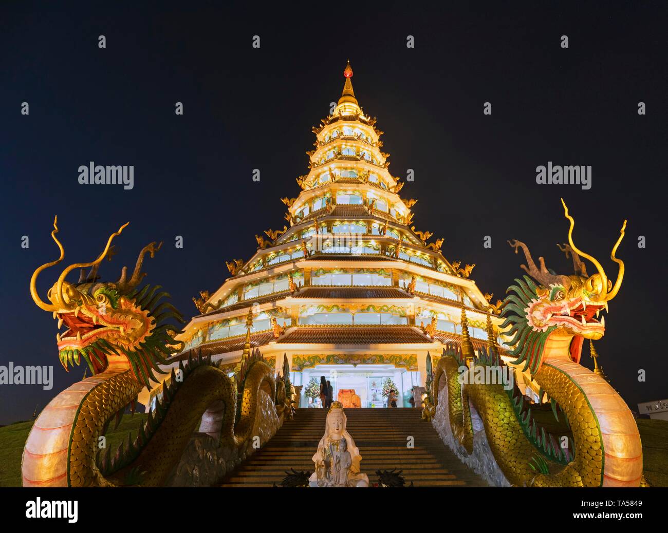 Nove piani pagoda cinese al crepuscolo, draghi in ingresso al Wat Huay Pla Kang Tempio Kuan Yin, Chiang Rai, Thailandia del Nord della Thailandia Foto Stock