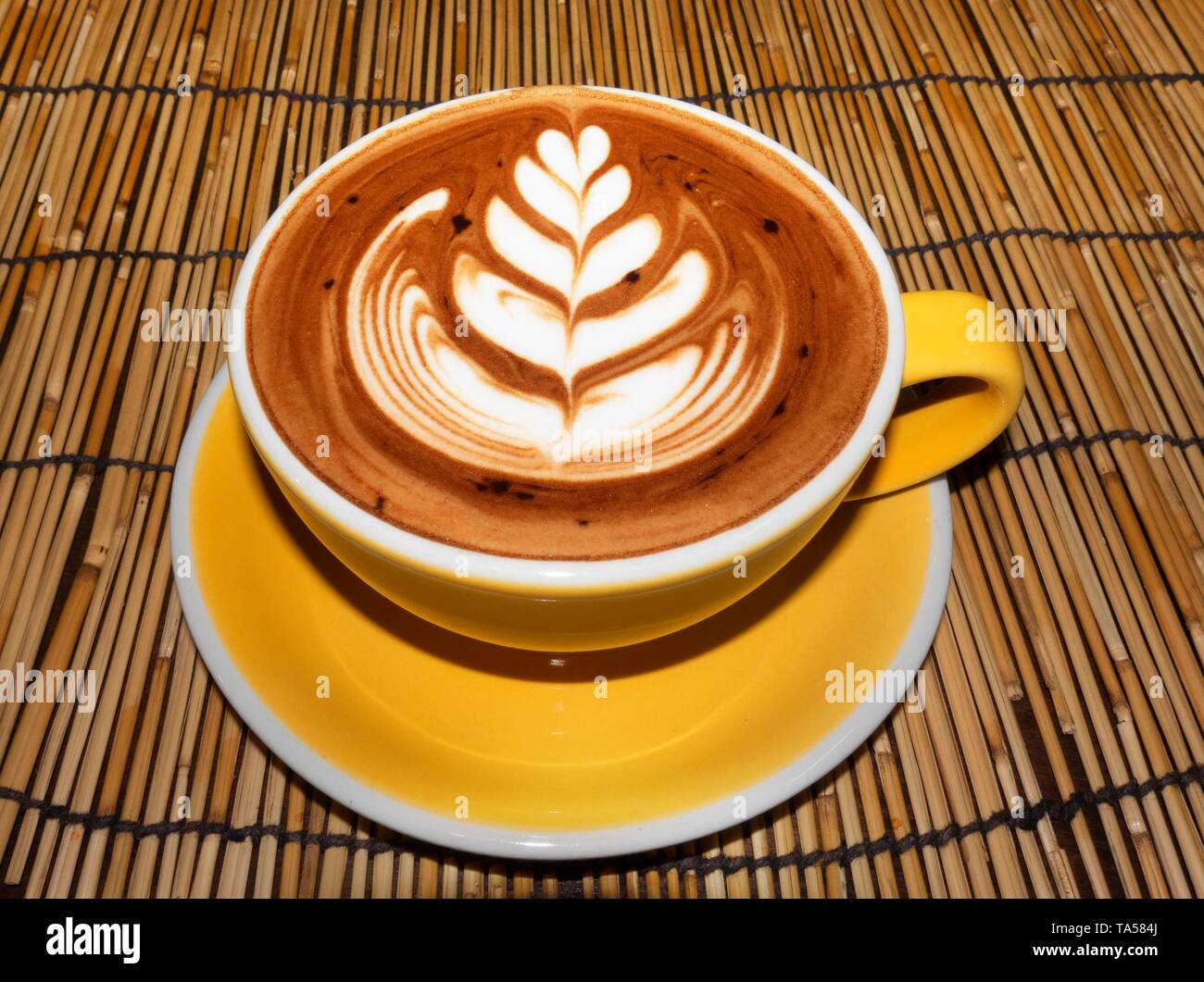 Latte Art, cappuccino con abilmente decorate schiuma di latte nella tazza, Bangkok Foto Stock