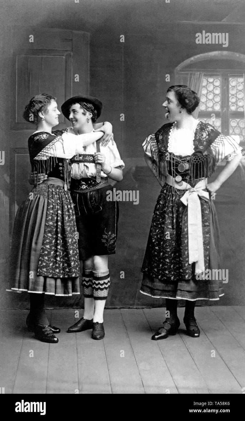 Teatro della scena, giovane abbracciando, rivale è geloso e bastoni fuori la sua linguetta, intorno al 1930, Baviera, Germania Foto Stock