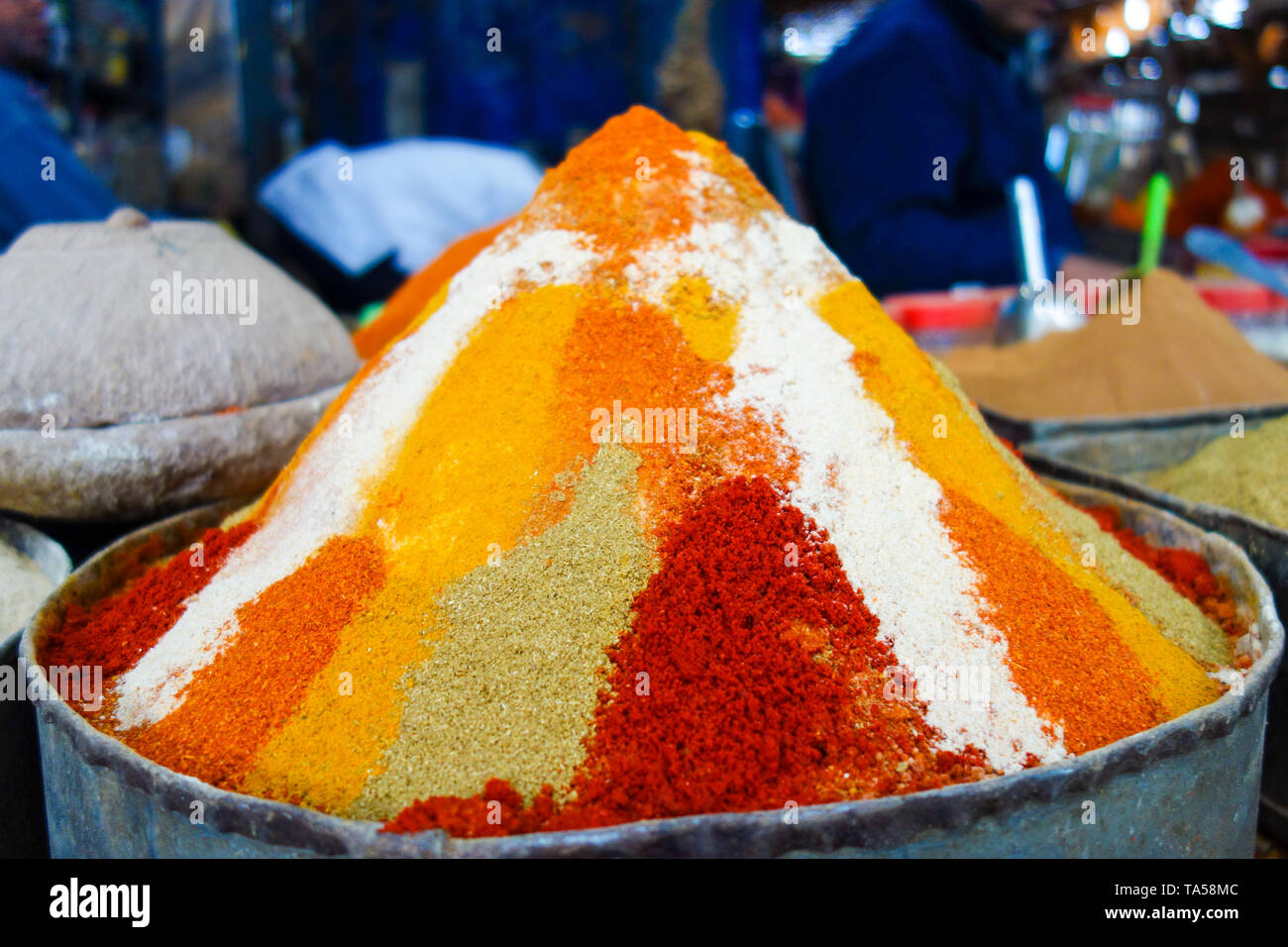 Close-up di tradizionali e colorati di miscela di spezie nel bazar locale in Rissani, Marocco Foto Stock