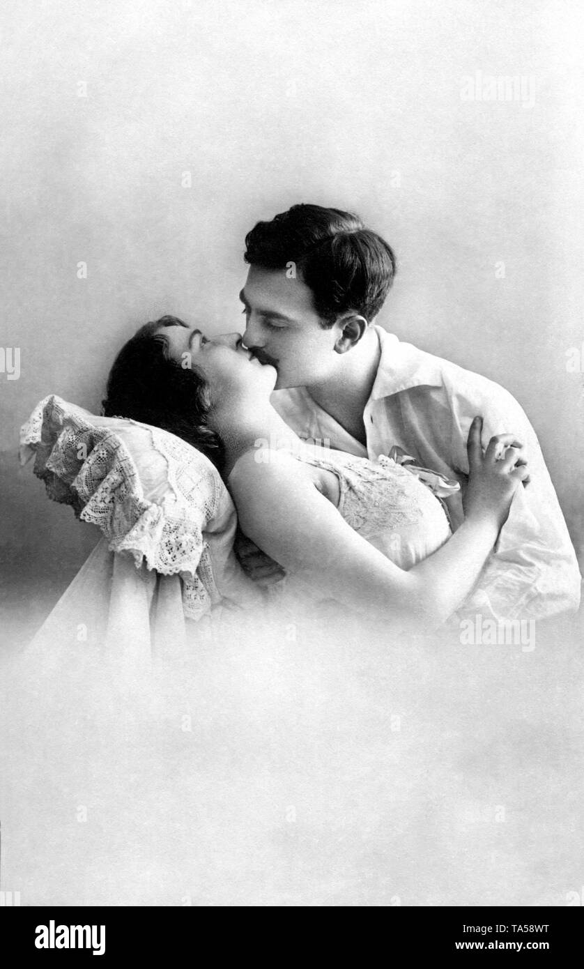 Giovane, uomo bacia la sua amante, circa 1910, Germania Foto Stock