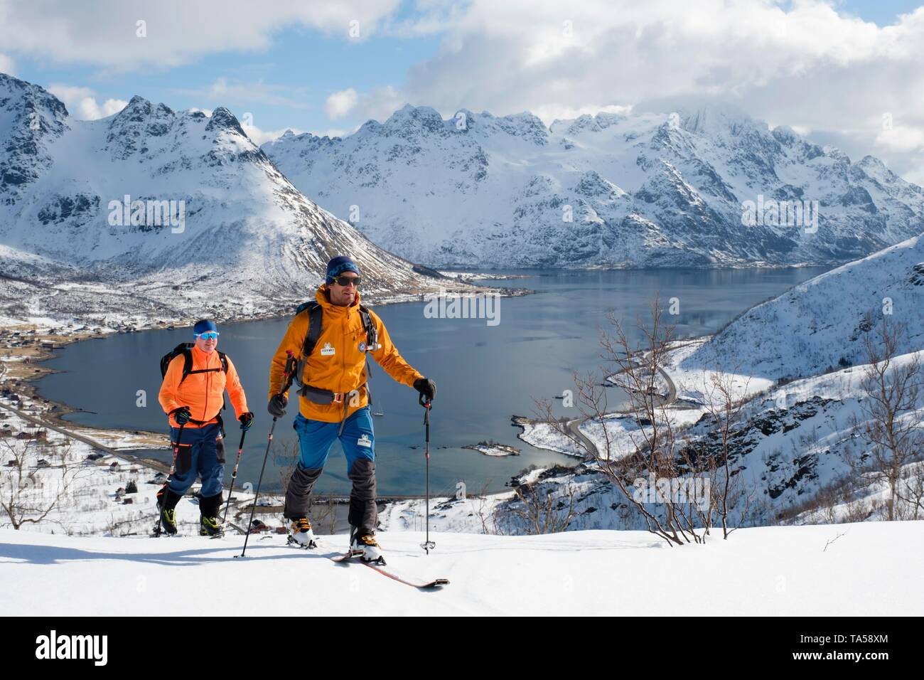 Chi pratica lo sci alpinismo sul banco di Pilan, Hinter fiordo, Austvagoy, Lofoten, Norvegia Foto Stock