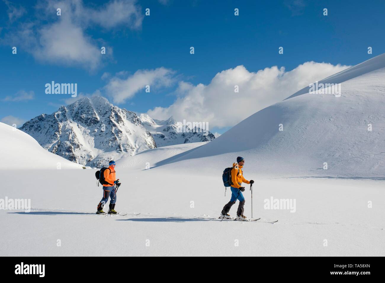 Chi pratica lo sci alpinismo sul banco di Pilan, Austvagoy, Lofoten, Norvegia Foto Stock