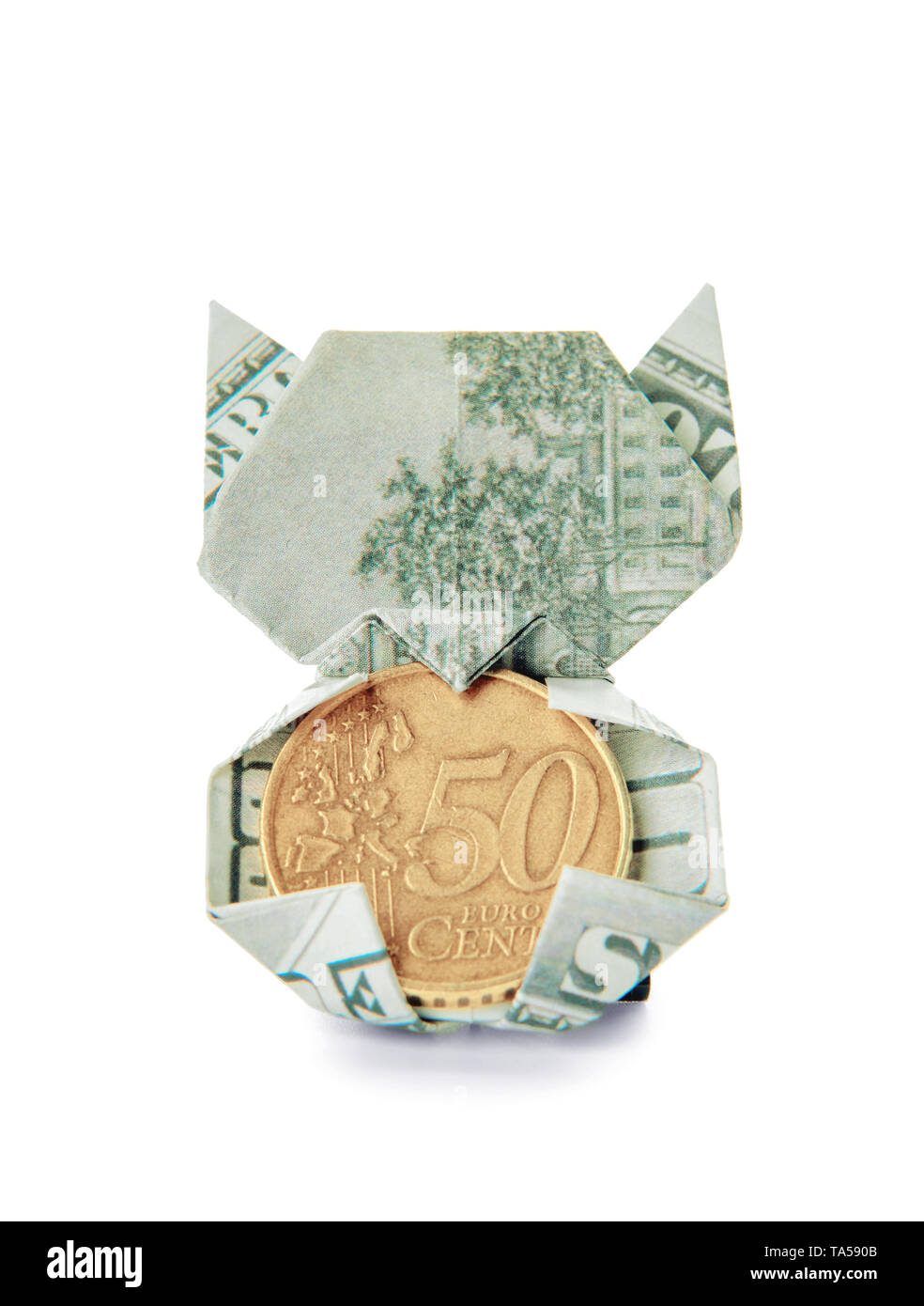 Origami cat fatta di dollar banconota con gettoni su sfondo bianco Foto Stock