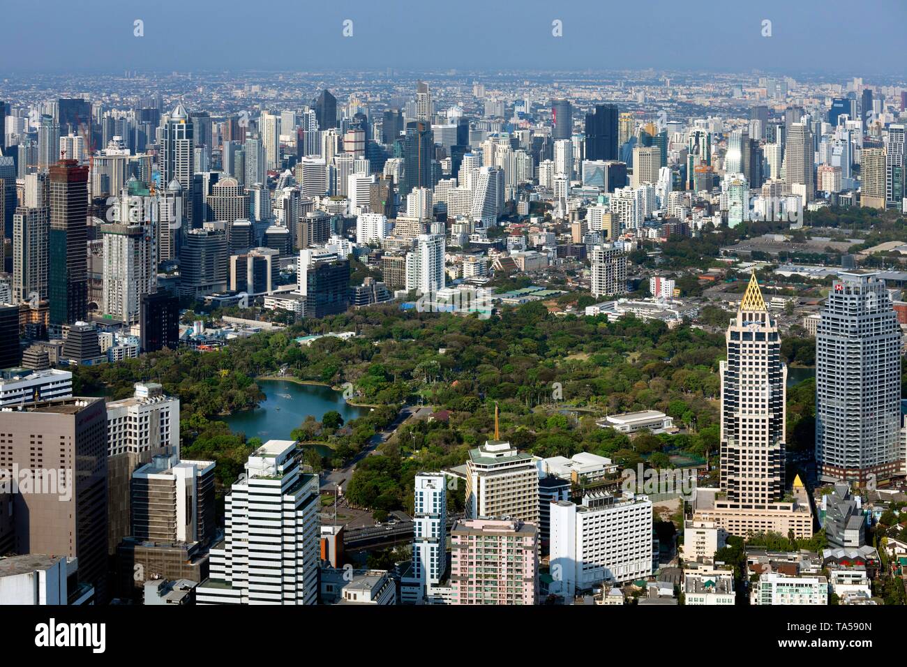 Vista da Maha Nakhon Tower, 314m, Panorama della città, quartiere Watthana, Parco Lumphinee, Bangkok, Thailandia Foto Stock