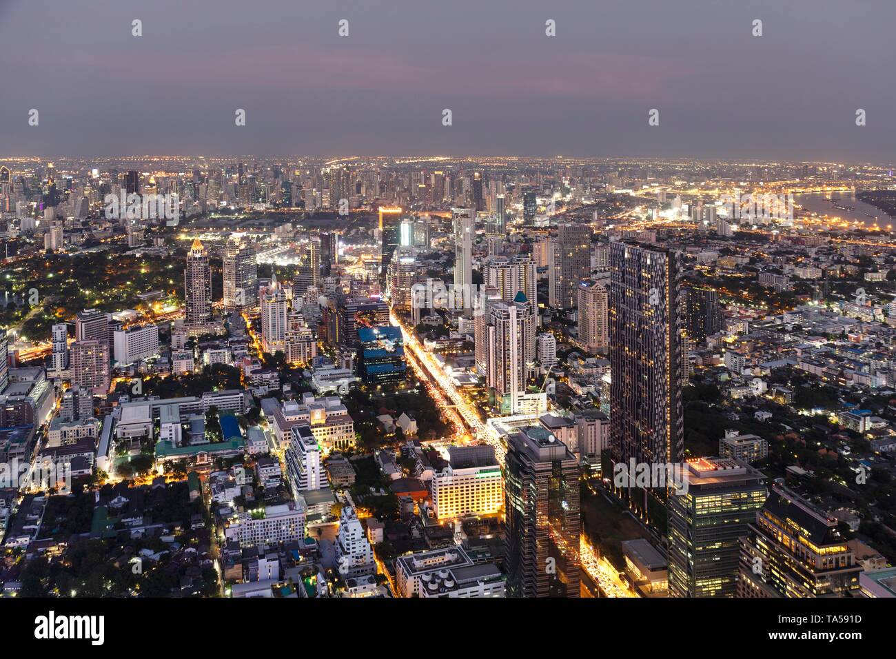 Panorama della città al tramonto, vista da Maha Nakhon Tower, 314m, vista Watthana e Klong Toei district, Bangkok, Thailandia Foto Stock