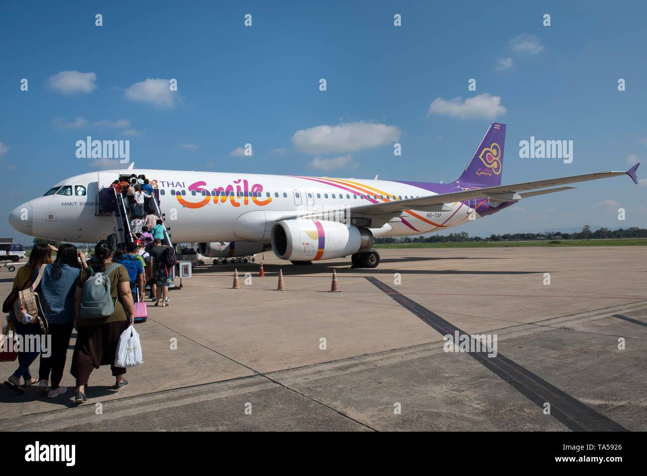 Sorriso tailandese Airbus A320-232, imbarco passeggeri, dall'Aeroporto Internazionale di Chiang Rai, Thailandia Foto Stock