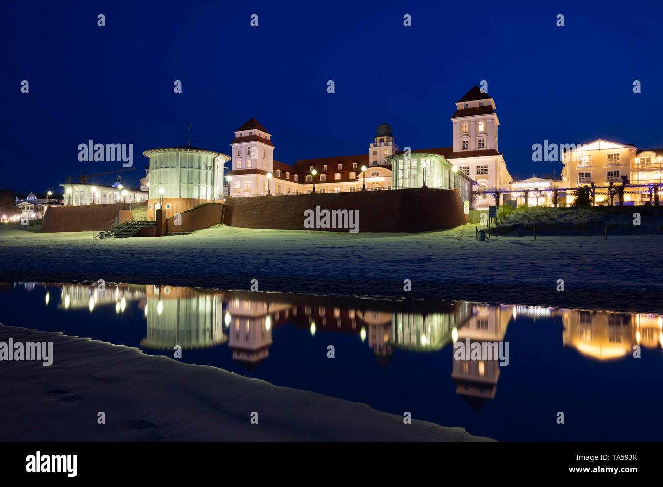 Illuminata spa casa sulla spiaggia, con riflesso nell'acqua di notte, Baltico seaside resort Binz, Rügen Isola, Meclemburgo-Pomerania Occidentale Foto Stock