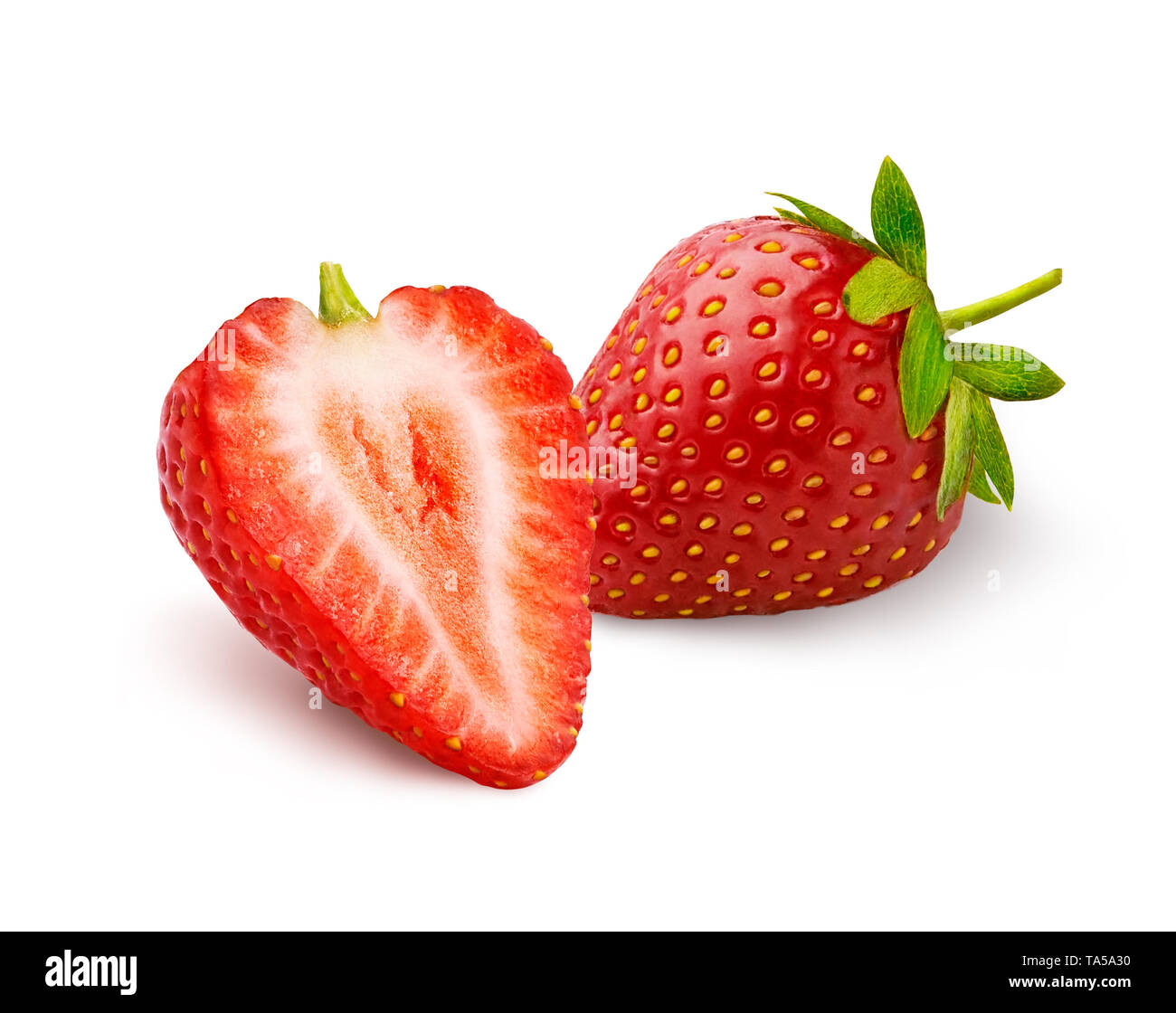 Tutta bella fragola e mezza fragola isolati su sfondo bianco. Foto Stock