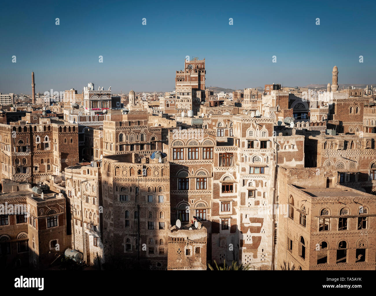 Vista del centro della città di sanaa città vecchia tradizionale architettura araba skyline in Yemen Foto Stock
