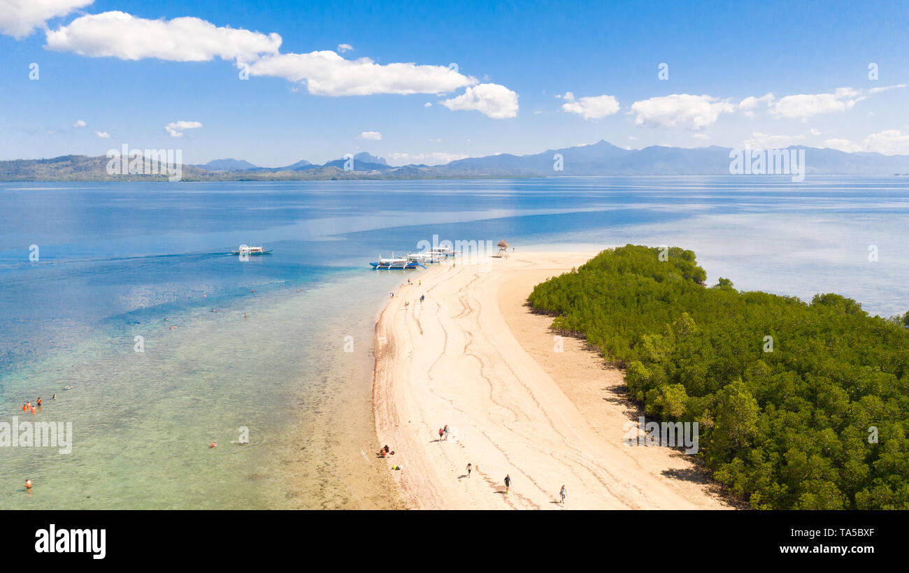 L'isola di sabbia bianca con le mangrovie. Il panorama sul mare della Baia di Honda, vista da sopra la barra di sabbia sulle barriere coralline, PALAWAN FILIPPINE. Foto Stock