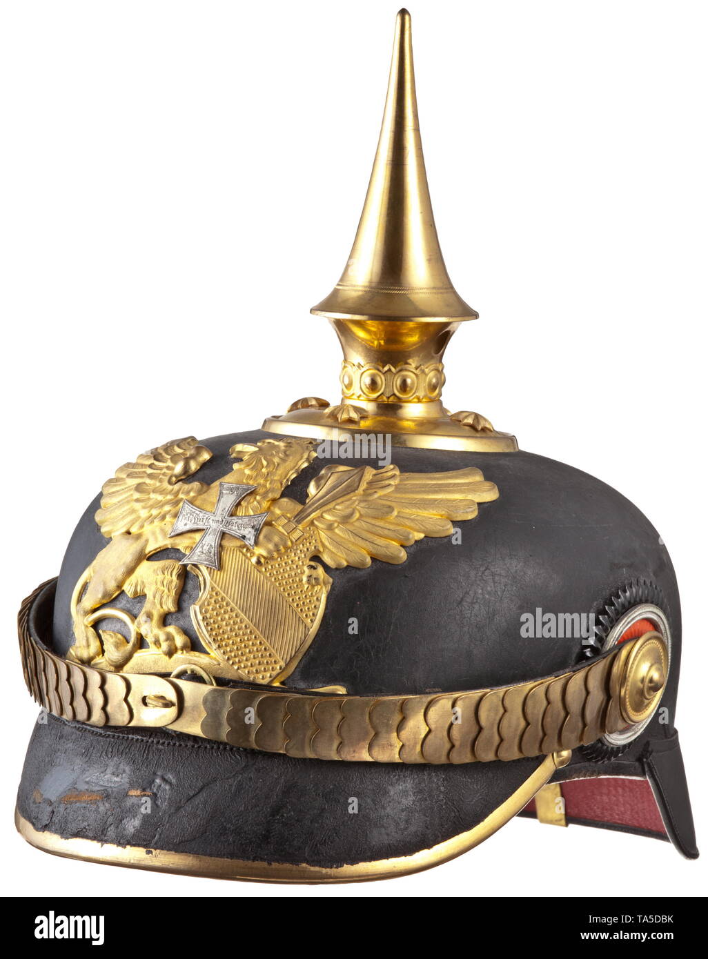 Un casco per una riserva Ufficiale di fanteria - in qualità di lusso, circa 1913 Elegante corpo del cuoio annerito, completo con tutte le staffe in versione dorato, "frosty" emblema dorato con il Baden griffin, bordi lucidi, applicato riserva silver cross 'Messa Gott für Fürst und patria", banner senza iscrizione. Spike liscio, la base circolare, stella prigionieri. Chinscales piana, entrambi cockades, rosso e verde visiere rivestite. Seta marrone rep, fodera in pelle marrone Fascia assorbisudore. Dimensioni 60. Lievi segni di età e di contatto. Mai indossato casco in perfette condizioni. storica, storica, Bad, Additional-Rights-Clearance-Info-Not-Available Foto Stock