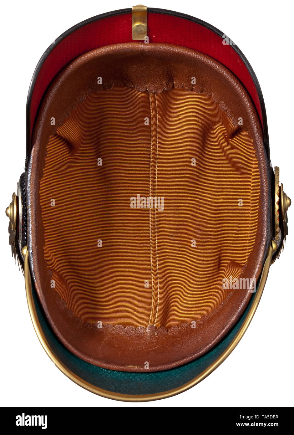 Un casco per una riserva Ufficiale di fanteria - in qualità di lusso, circa 1913 Elegante corpo del cuoio annerito, completo con tutte le staffe in versione dorato, "frosty" emblema dorato con il Baden griffin, bordi lucidi, applicato riserva silver cross 'Messa Gott für Fürst und patria", banner senza iscrizione. Spike liscio, la base circolare, stella prigionieri. Chinscales piana, entrambi cockades, rosso e verde visiere rivestite. Seta marrone rep, fodera in pelle marrone Fascia assorbisudore. Dimensioni 60. Lievi segni di età e di contatto. Mai indossato casco in perfette condizioni. storica, storica, Bad, Additional-Rights-Clearance-Info-Not-Available Foto Stock