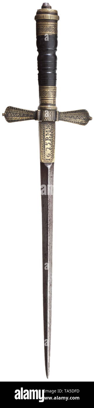 Un INGLESE O SCOZZESE grande stiletto, datata 1625 stretto, quadrangolare pala di spinta, il corto ricasso rivestita con una lastra di ottone su entrambi i lati e recanti la scritta "Amare Dio - 1625 RM'. Quillons in ottone con decorazione geometrica. L'impugnatura realizzata in legno di noce girato con impugnatura in ottone ghiera e pomo cap. Lunghezza 32,5 cm. storica, storica, pugnale, pugnali, spinta, thrustings, baton, arma, armi, armi, armi, dispositivo di combattimento, oggetto, oggetti, alambicchi, clipping, tagliate, cut-out, ritagli del XVII secolo, Additional-Rights-Clearance-Info-Not-Available Foto Stock