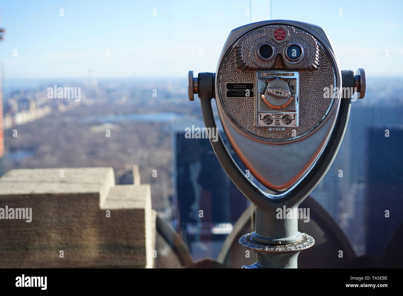 A gettone binocolo sul ponte di osservazione di un edificio nella città di New York Foto Stock