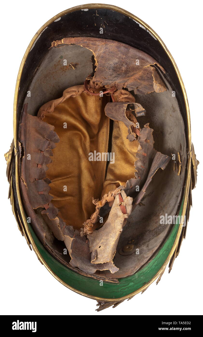 Un casco per gli ufficiali della imperial-royal dragoni, circa 1900 foglio elegante corpo in acciaio (urti), laccato nero, completa di tutti i mount fire-versione dorato. Emblema con grande aquila coronata e del righello cypher 'FJI'. Il chinscales su grandi testa leone rosette. Pettine per alti, su entrambi i lati goffrato lion con il serpente. Fodera rovinata e Fascia assorbisudore. I segni dell'età. Indossato il casco in vuoti come trovato condizioni. storica, storica imperiale, Austria, austriaca, Danubio monarchia, Impero, xx secolo, Additional-Rights-Clearance-Info-Not-Available Foto Stock
