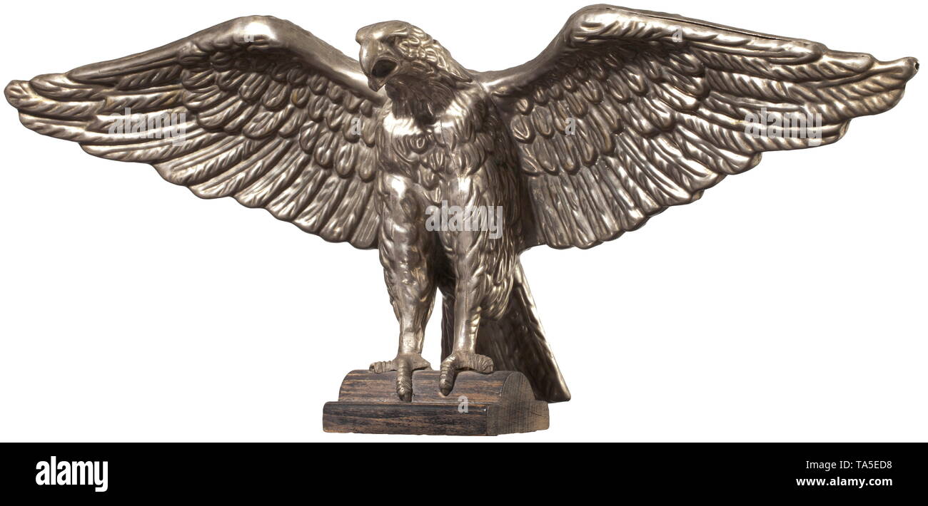 Un aquila-sagomata terminale per tenda per un tintinnio Johnny primo modello dopo modello prussiano placcato nichel eagle assemblato dalla cava con un metallo in lamiera stampata parti dopo il modello prussiano ma senza la corona nel suo becco un foro per il cavo del tintinnio Johnny bandiera. Vite apposto su un socket di legno. Altezza totale ca. 230 mm. storica, storica del xx secolo, Editorial-Use-solo Foto Stock