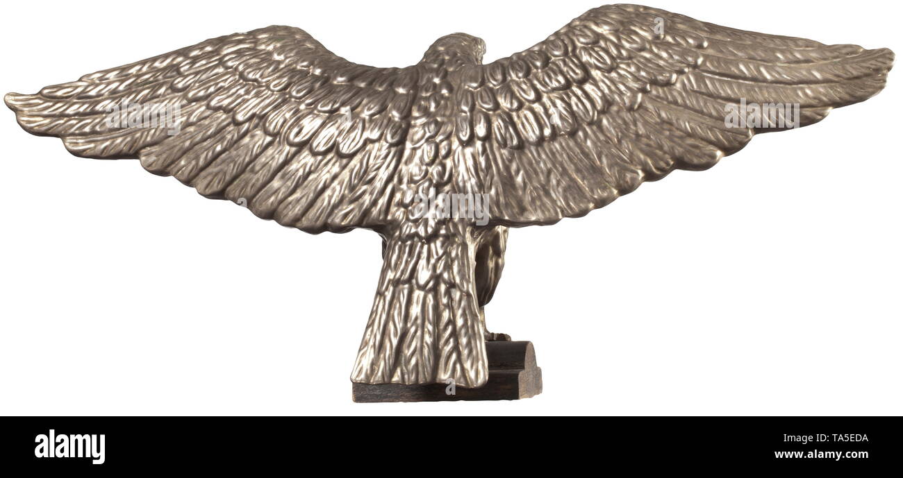 Un aquila-sagomata terminale per tenda per un tintinnio Johnny primo modello dopo modello prussiano placcato nichel eagle assemblato dalla cava con un metallo in lamiera stampata parti dopo il modello prussiano ma senza la corona nel suo becco un foro per il cavo del tintinnio Johnny bandiera. Vite apposto su un socket di legno. Altezza totale ca. 230 mm. storica, storica del xx secolo, Editorial-Use-solo Foto Stock