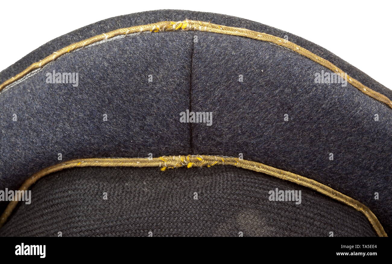 Una visiera berretto per un Luftwaffe generale promozione-aggiornato officer della PAC Luftwaffe Fine-panno blu nero con un rivestimento di mohair band, l'originale di tubazioni di argento cucite sopra con treccia in oro, il confine della visiera morbida in nero laccato cuoio, urtato in luoghi. Giallastro camicia di seta, il cappuccio trapezio stampigliato in oro 'Traugott Rahne Hannover...' la luce Fascia assorbisudore in pelle con aree riparate. Ricamati a mano cellon gold insignia e cappuccio cording. Un usato pesantemente il cappuccio con patina raccontando. storica, storica, Air Force, ramo di servizio, rami di servizio, servizio armato, armati servi, Editorial-Use-solo Foto Stock