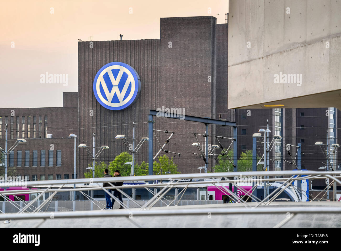 Museo della Scienza di Phaeno, VW power station, Wolfsburg, Bassa Sassonia, Germania, Wissenschaftsmuseum Phaeno, VW-Kraftwerk, Niedersachsen, Deutschland Foto Stock